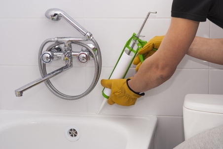 How to Caulk a Tub